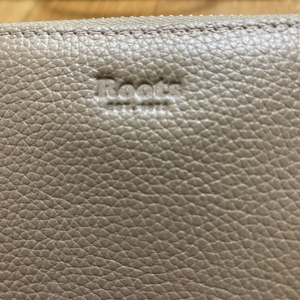 ROOTS LEATHER Cloud Zip Around Clutch USED ONCE ONLY - Picture 10 of 10